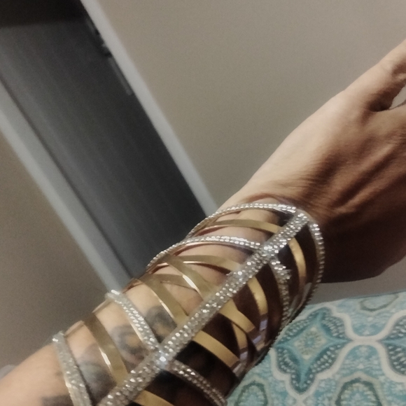 Wrist bracelet/bangle, gold and cubic zirconia design - Picture 7 of 7